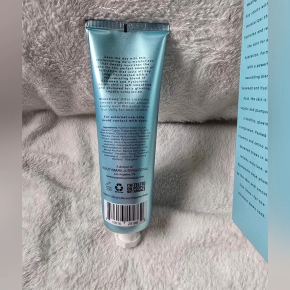 Sun + Moon Seas The Day Facial Moisturizer - Picture 6 of 6